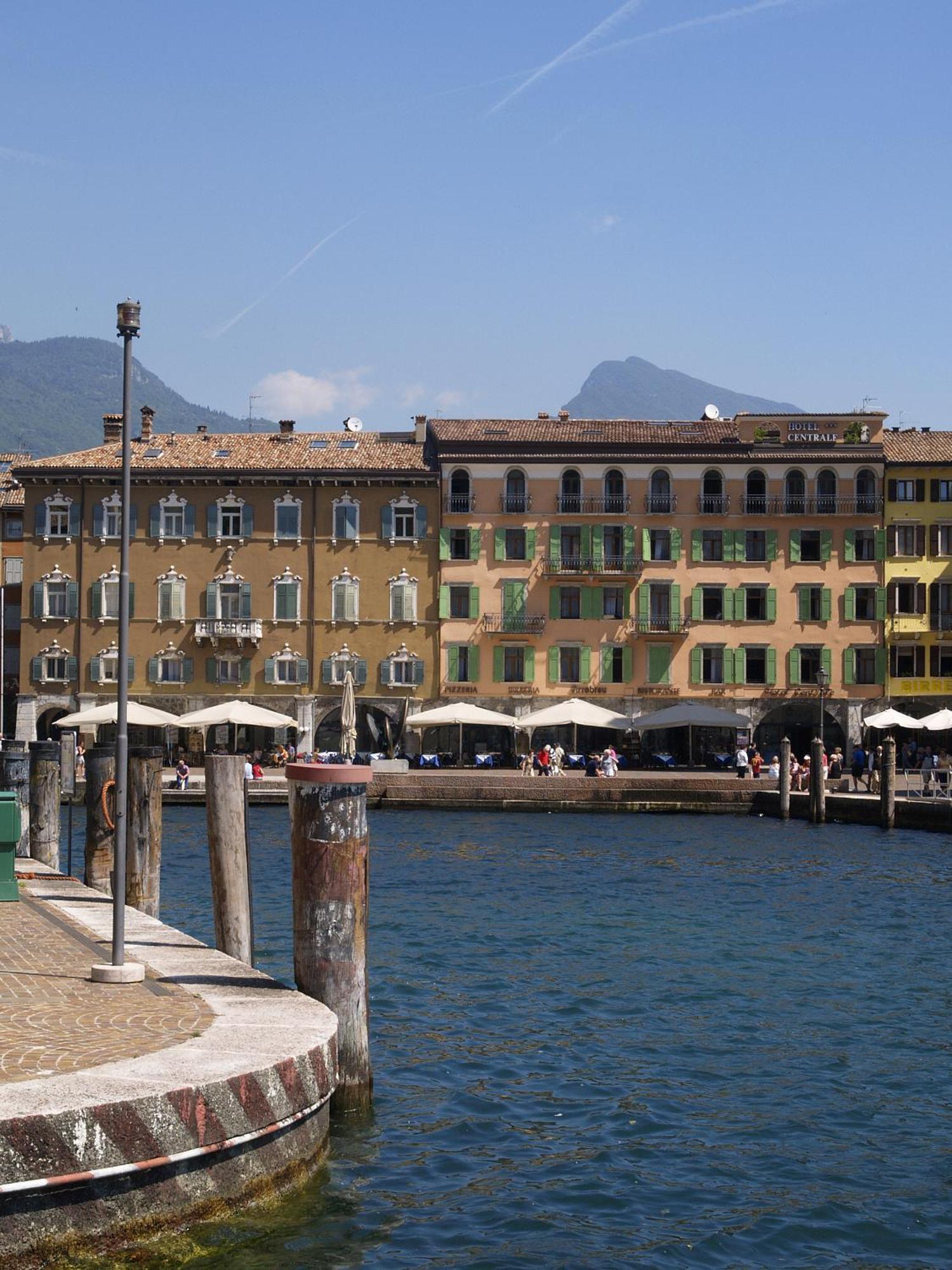 Hotel Centrale Riva del Garda Bagian luar foto