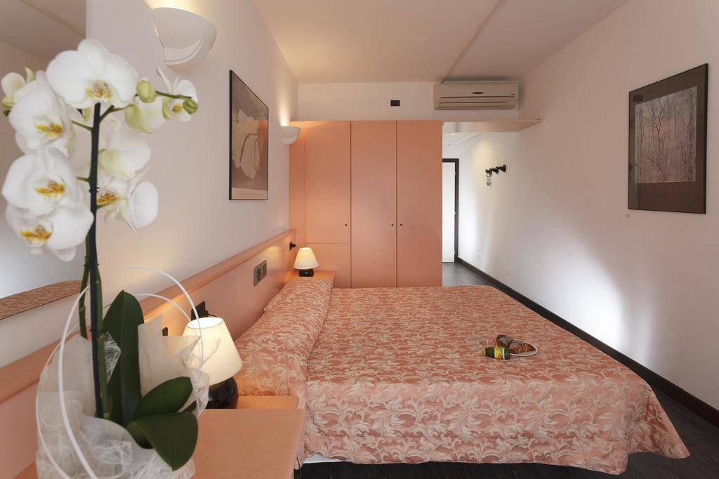Hotel Centrale Riva del Garda Bagian luar foto