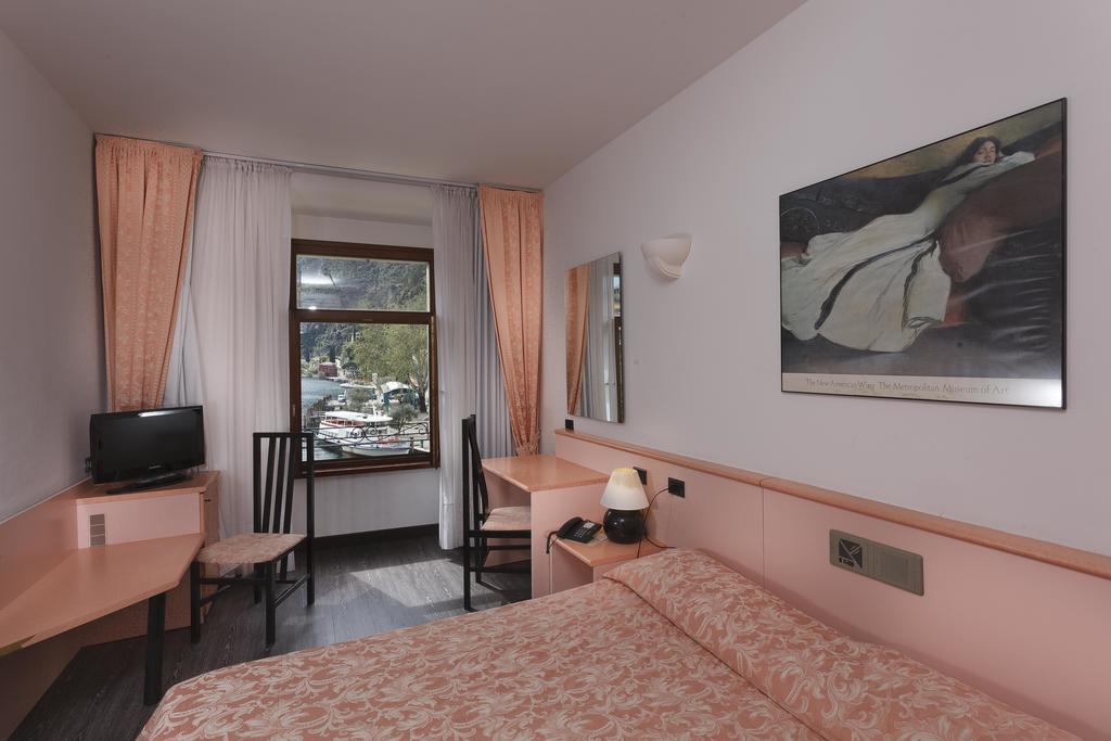 Hotel Centrale Riva del Garda Bagian luar foto